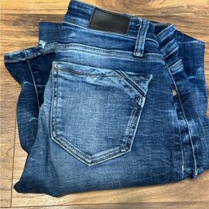 Women’s size 24 length is 32 jeans the brand is buckle
